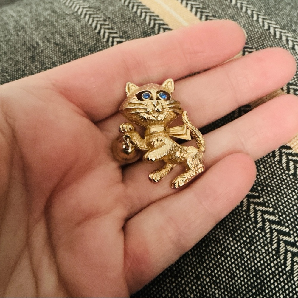Vintage Signed Avon Brooch